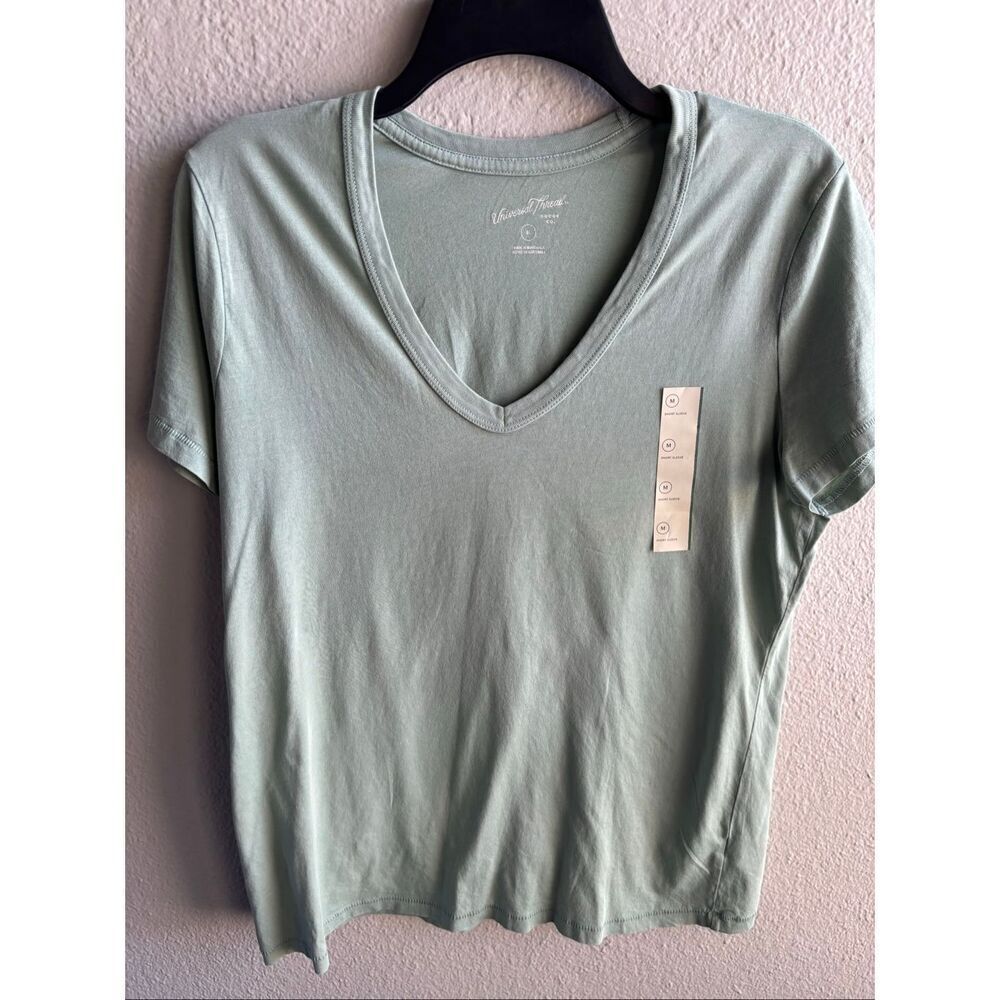 ❤️Universal Thread V-Neck Tee